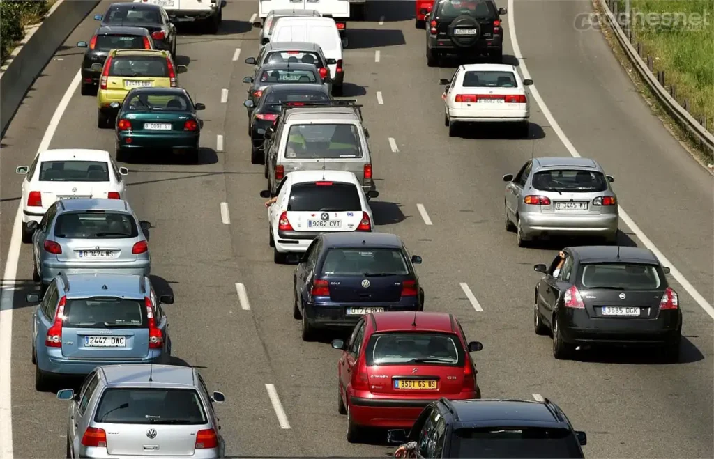 ¿Cuántos coches hay en España en 2025? Parque vehicular récord y su impacto económico y legal
