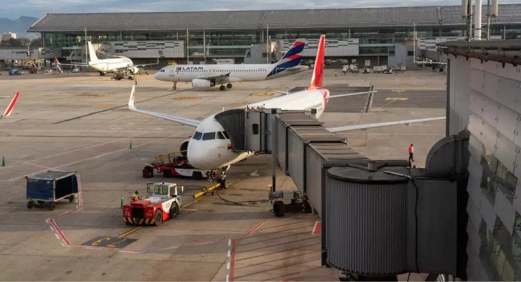 ¿Por qué suben los precios de los vuelos? Impacto del combustible aéreo en 2026