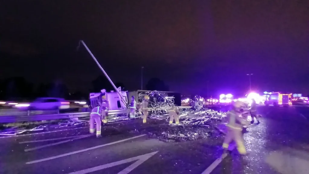 AP-7 cortada en El Papiol: retenciones de 4 km por coche incendiado