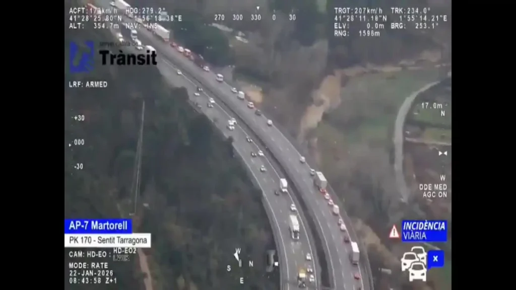 Accidente AP-7 Santa Oliva: corte de vía, retenciones y desvíos en sentido Barcelona