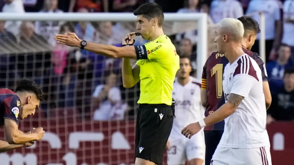 Árbitro Mateo Busquets Ferrer en Atlético vs Barcelona: ¿Qué impacto tiene su historial?
