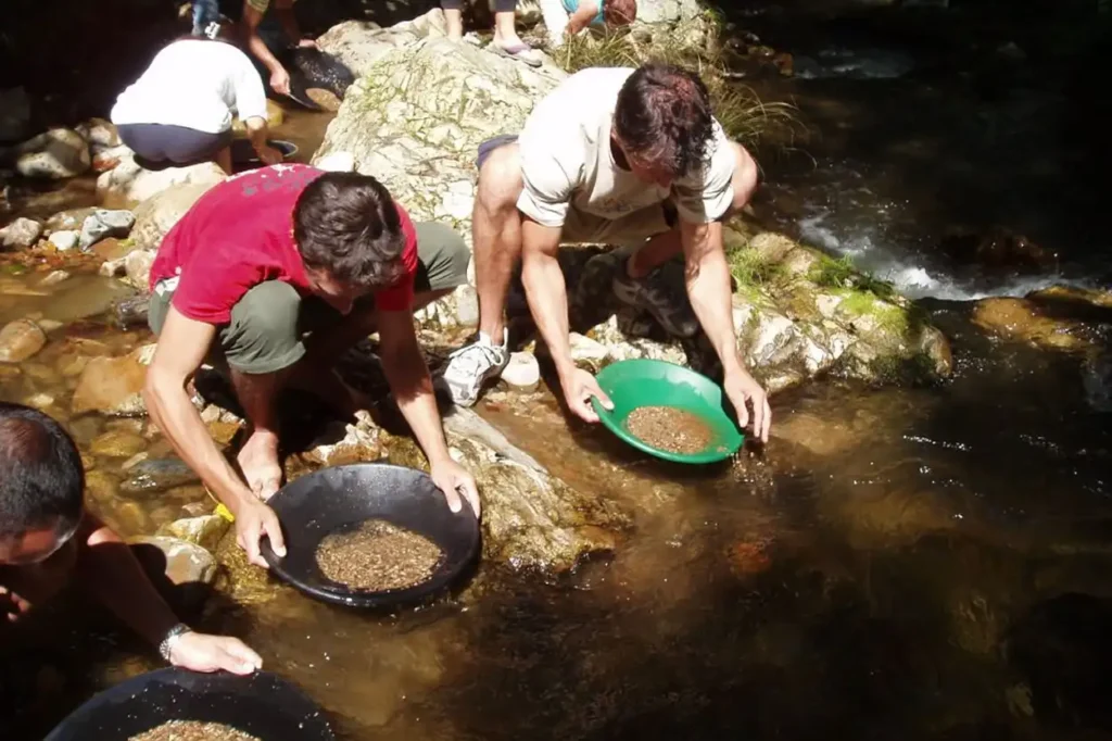 Bateo de oro en Navelgas: tradición aurífera y turismo sostenible en Asturias