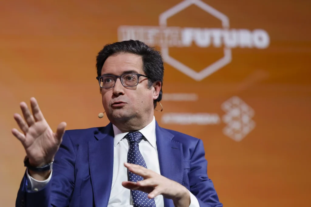Controversia en la Subida Salarial de Funcionarios: Un Acuerdo Cuestionado