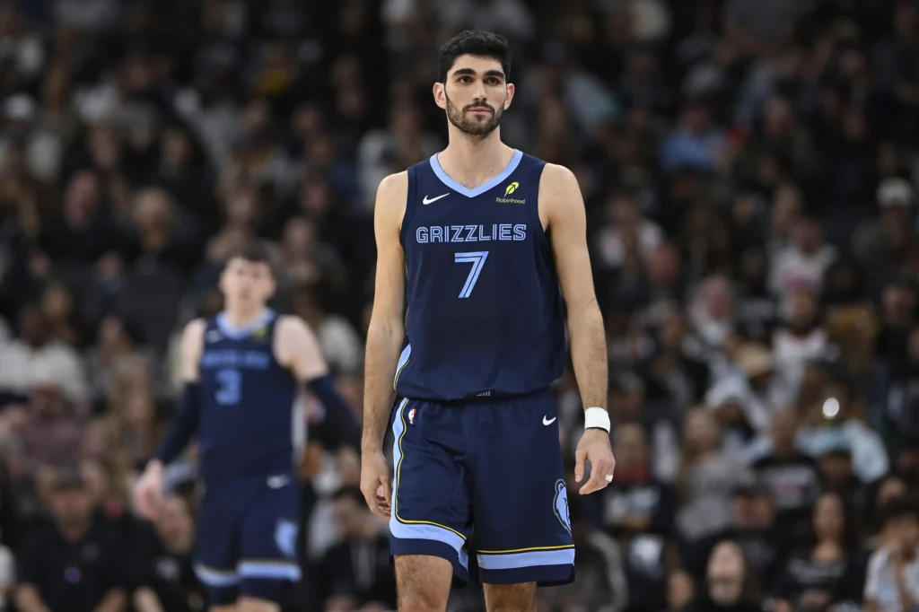 Desempeño Destacado de Santi Aldama y los Desafíos de los Grizzlies en la NBA