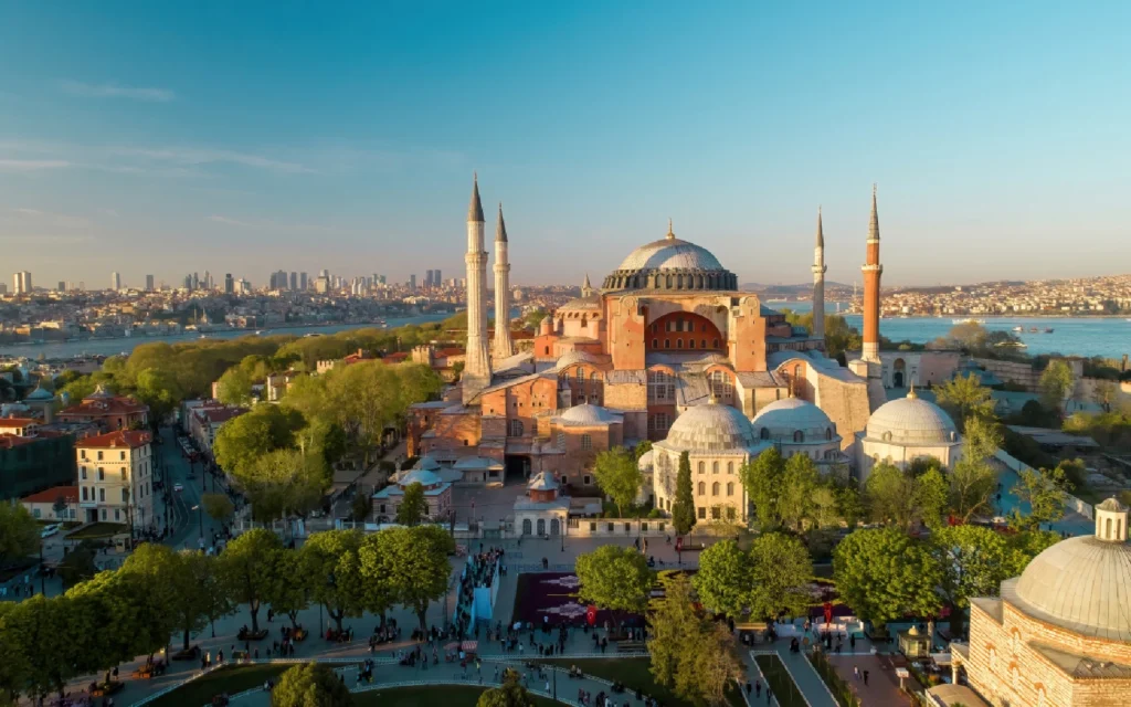 El Papa León XIV y su Significativa Visita a la Mezquita Azul de Estambul