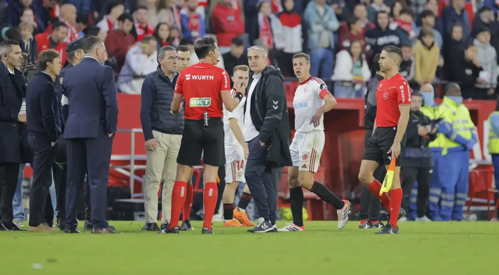 El Sevilla FC enfrenta un desafío tras la derrota en el derbi