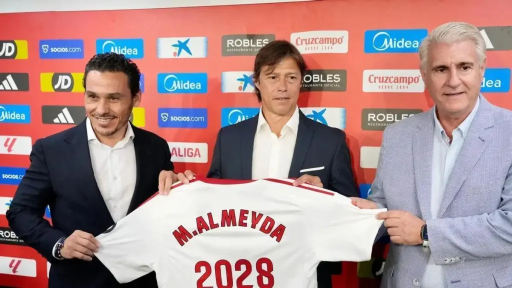 El Sevilla FC se Prepara para el Desafío ante el Girona en Medio de la Borrasca Leonardo