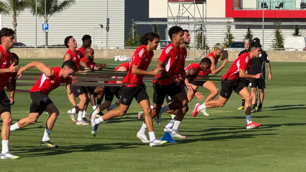 El Sevilla FC se Prepara para el Regreso a la Competición con Desafíos en su Plantilla