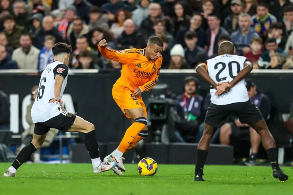 El Valencia CF se enfrenta al Real Madrid: Un duelo crucial en Mestalla