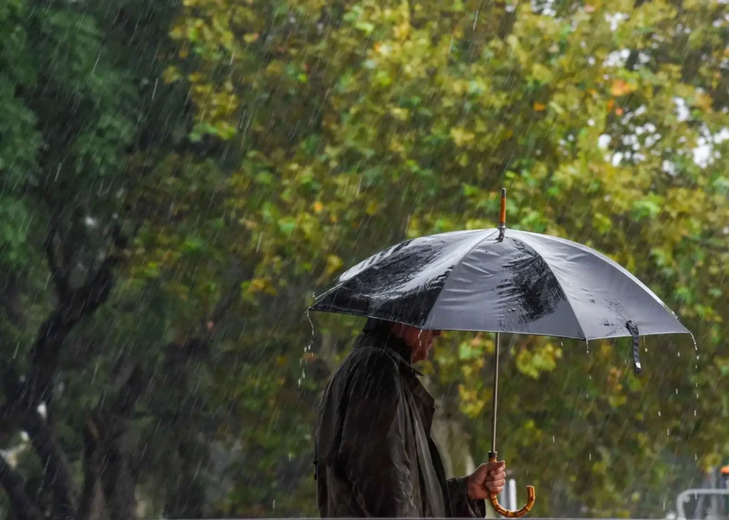 Inminente Tormenta en Andalucía: Avisos Amarillos y Expectativas para el Gran Derbi