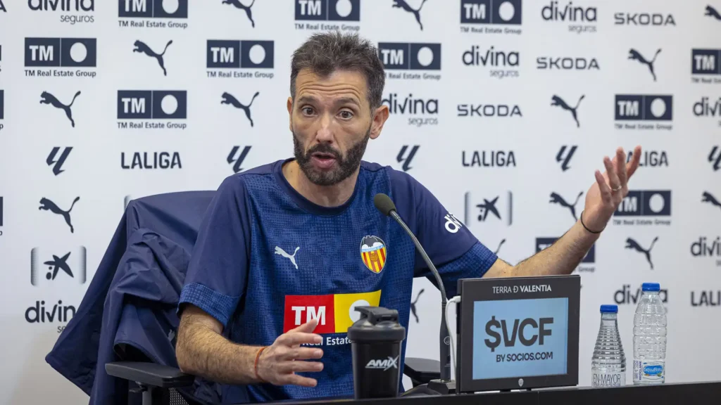 La Encrucijada de Carlos Corberán en el Valencia CF: Un Desafío Familiar