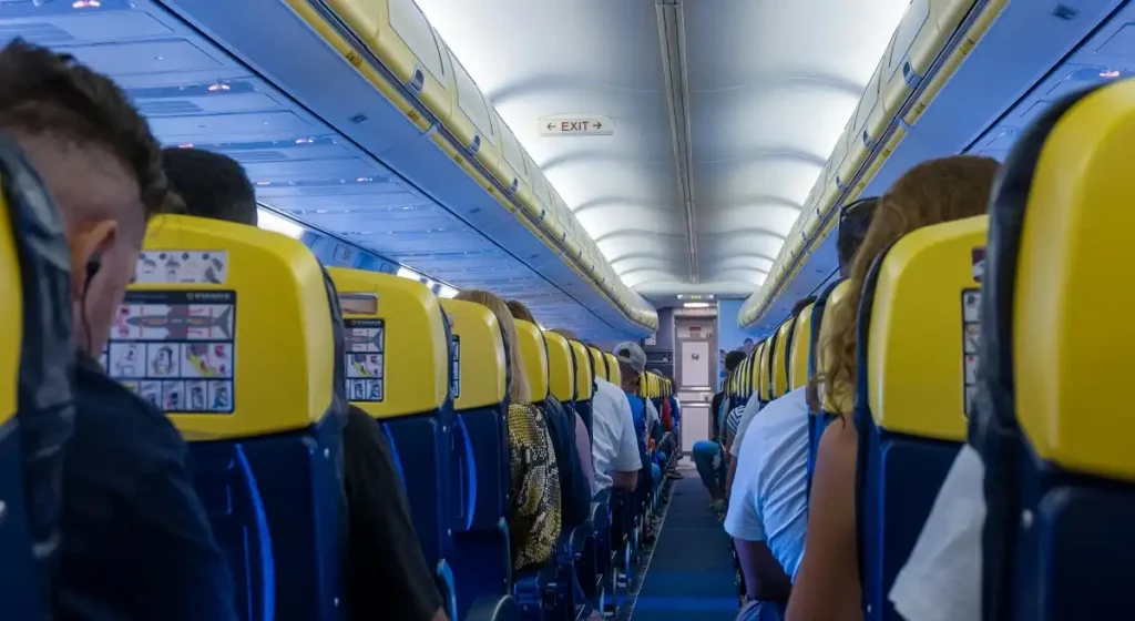 Multas y prisión por alterar vuelos: ¿qué dice la ley sobre pasajeros conflictivos en Ryanair?