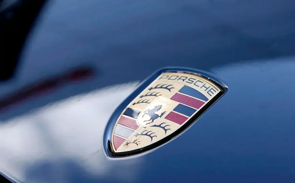 Porsche enfrenta un año de pérdidas drásticas y reestructuración estratégica