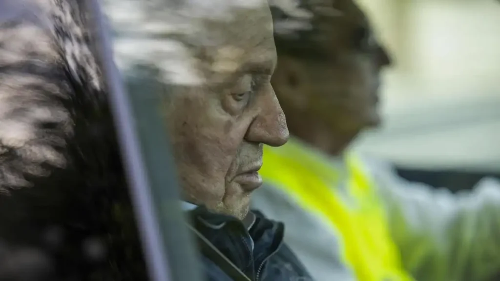 Rey Juan Carlos recibe premio en París por libro Reconciliación
