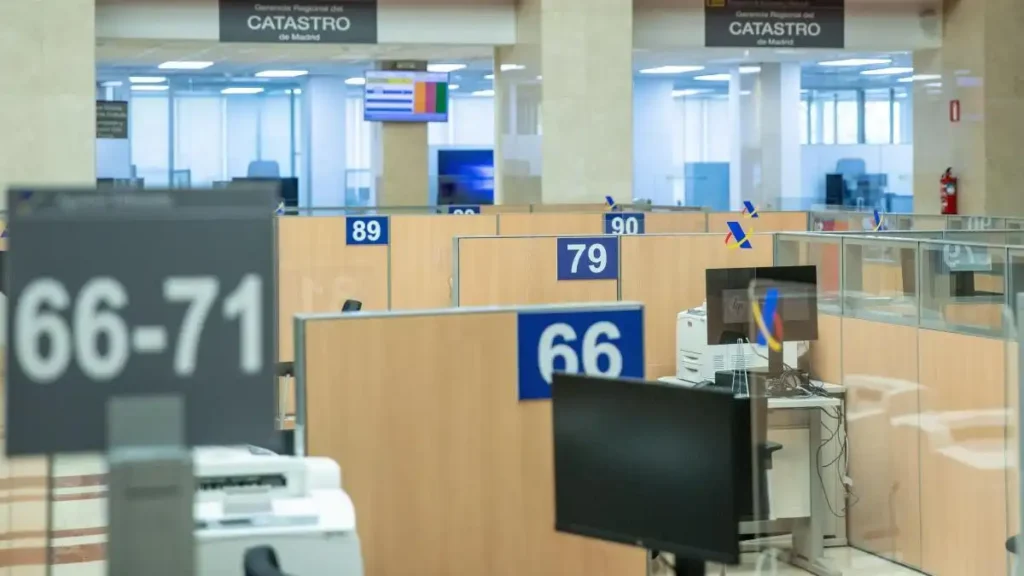 AEAT cambia de directora tras **4 años** de gestión y cumplimiento del 100 % del plan estratégico 2024–2027