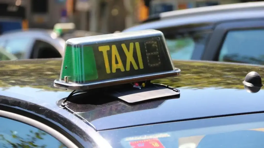 Agresión sexual en taxi Barcelona: tres policías canadienses detenidos
