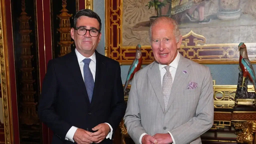 Andy Burnham en Downing Street: 403 años después del reinado de Jacobo I, el primer ministro enfrenta **12,4%** de deuda pública sobre PIB y **3,2 millones** de votos de brecha regional