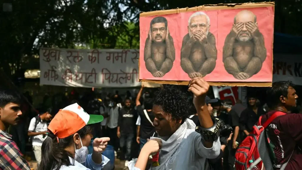 Dimisión del ministro de Educación de la India: 15 días de protestas masivas lideradas por jóvenes cucarachas