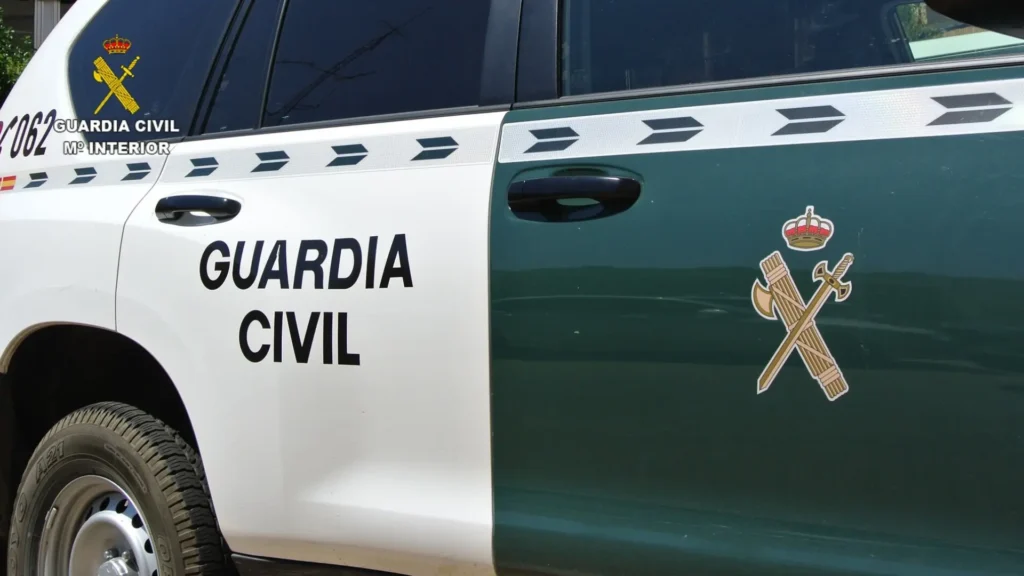 Dos jóvenes de 20 años investigados por lanzar neumáticos en la A-23: 4 patrullas movilizadas y 12 minutos de retraso en la detección