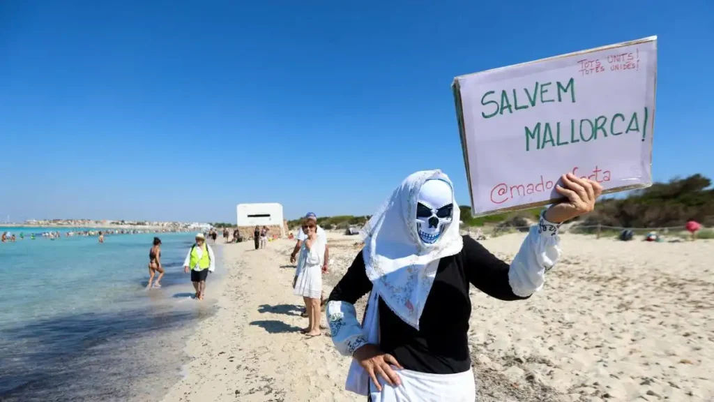 Es Trenc: 300 personas forman cadena humana para frenar la desprotección de **1.200 hectáreas** de parque natural