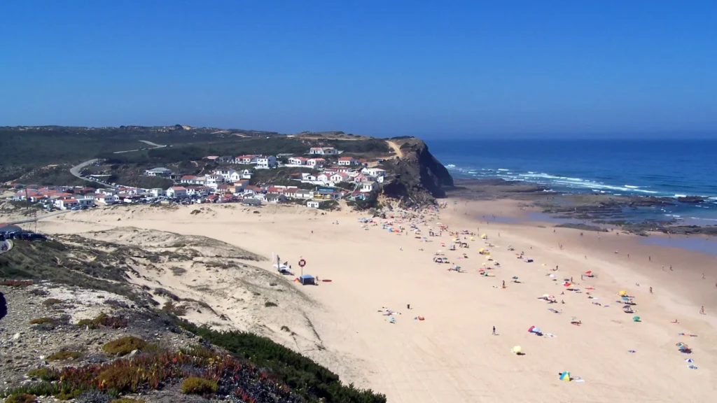 Playa de Monte Clérigo: el arenal portugués elegido como el **mejor de Europa** en 2026