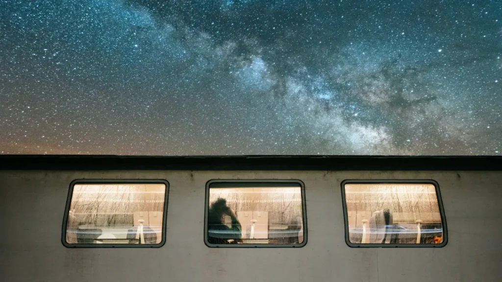 Trenes para ver la Vía Láctea: rutas astronómicas con alta demanda en 2026