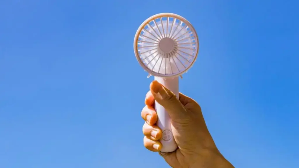 Ventilador portátil 3 en 1 con nebulizador: 6.000 mAh de autonomía y 4 velocidades para combatir **+38 °C** en verano 2026